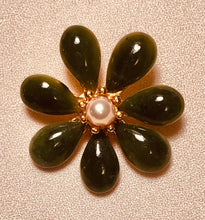 Load image into Gallery viewer, Jade and Fresh Water Pearl Brooch
